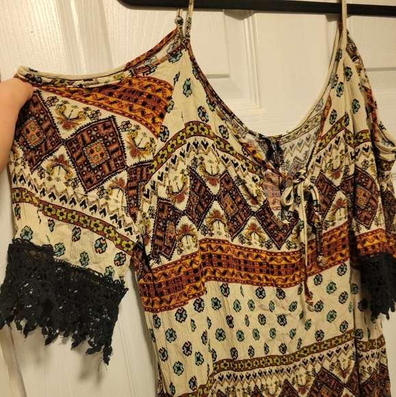 Cut out shoulder/off shoulder dress lace details on arms size 1x Charlotte Russe - Picture 2 of 9